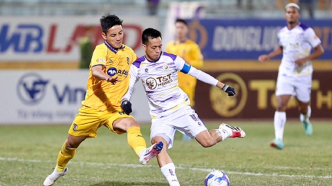 Simone Inzaghi celebrating with his Inter Milan players after beating Barcelona.